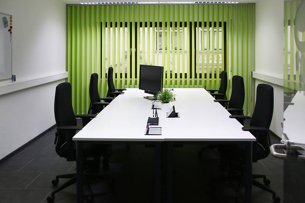 Meetingsraum mit grünem Vorhang im Hintergund