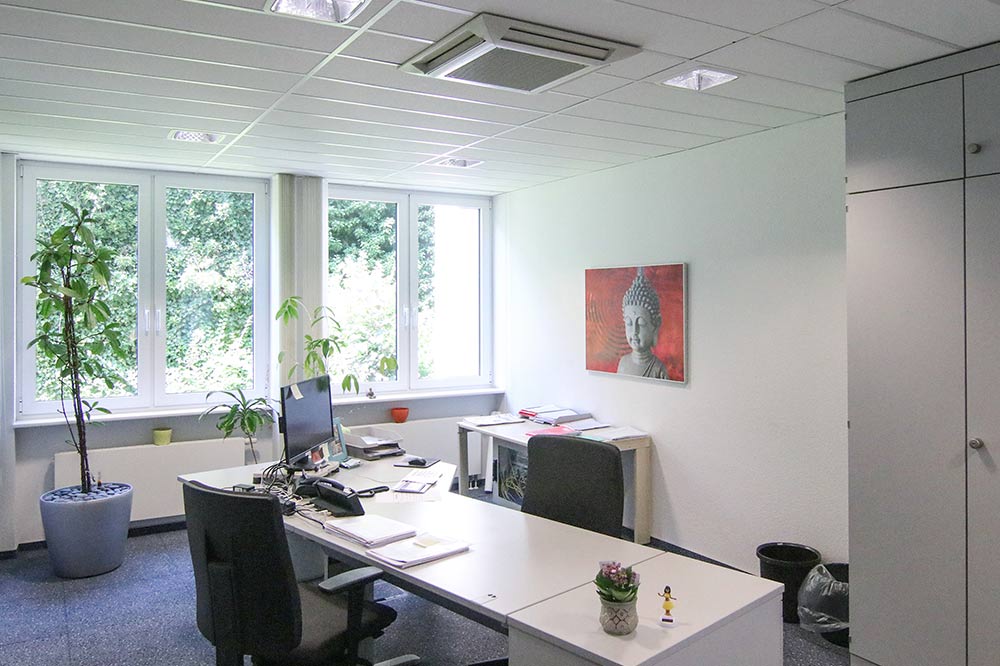 Büro mit Buddha Gemälde in rot